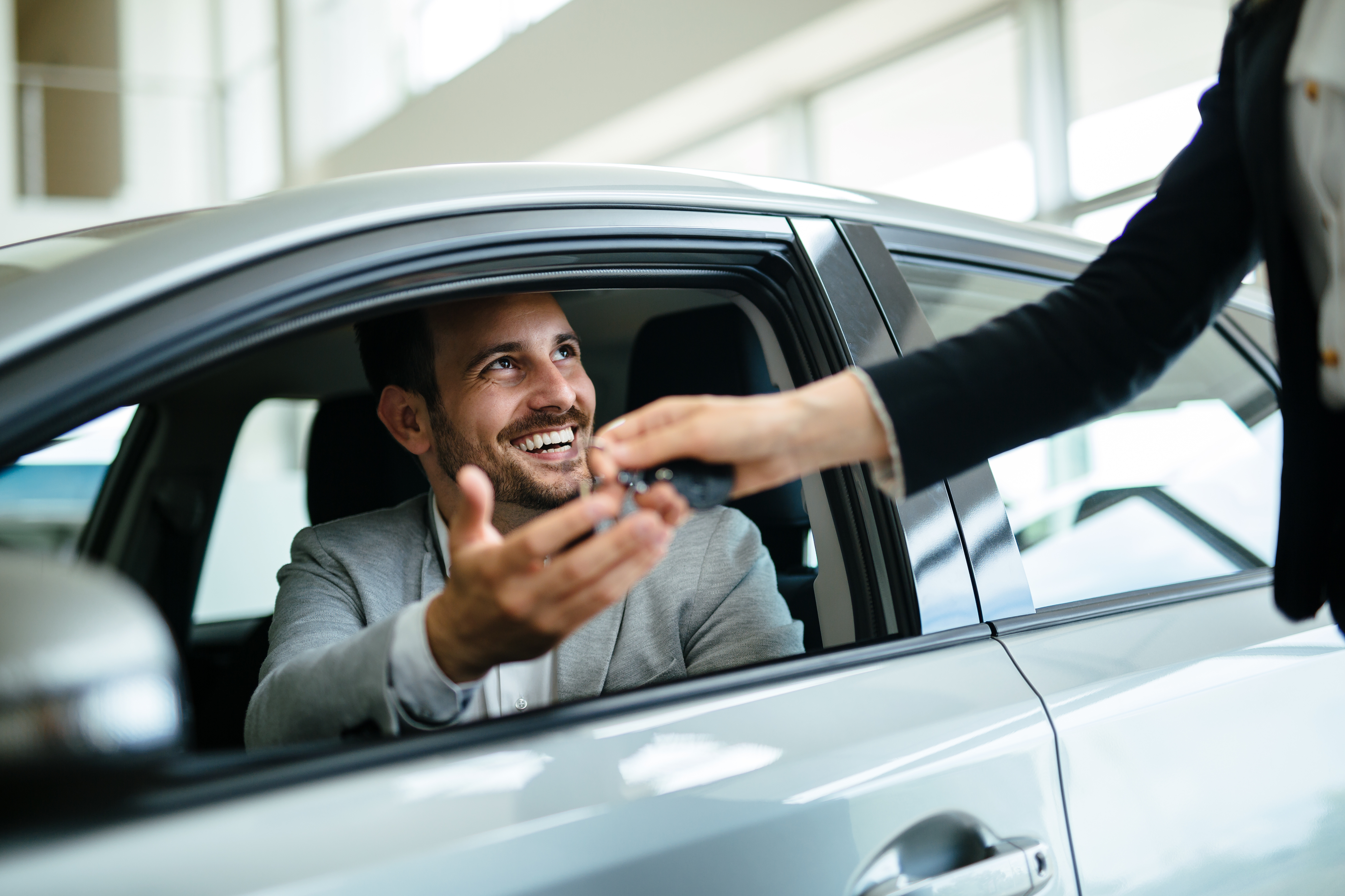 Monsieur qui récupère une voiture de prêt