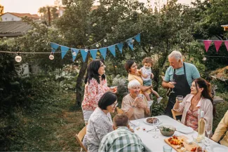 Famille dans un jardin qui fait la fête