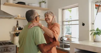 Couple dansant dans la cuisine