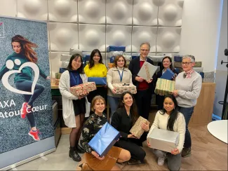 Des collaborateurs réunis pour l'action Shoe Box