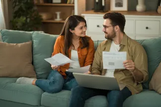 couple qui réfléchit à ses placements financiers
