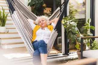 femme dans un hamac qui profite de la vie
