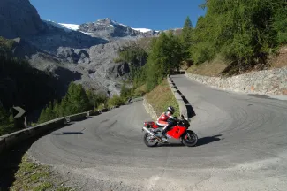 Image d'une moto rouge en montagne