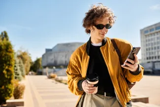 personne sur un téléphone dans la rue