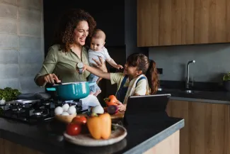 femme qui cuisine avec ses enfants