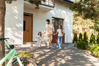 Famille devant une maison