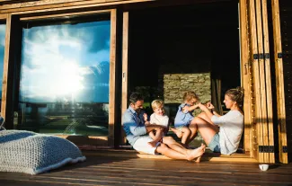 Photo d'une famille sur son balcon
