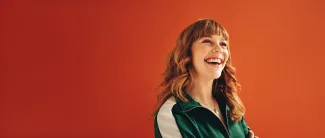 Femme souriante sur fond coloré