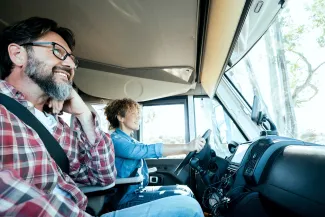 couple au volant d'un camping car