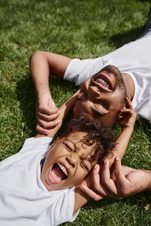 enfants jouant dans l'herbe