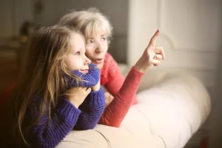 femme et petite fille qui regardent dans la meme direction