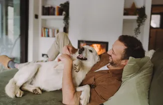 homme avec un chien couché sur le canapé