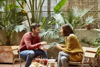 couple assis tête à tête à une table basse