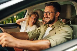 famille à bord d'une voiture