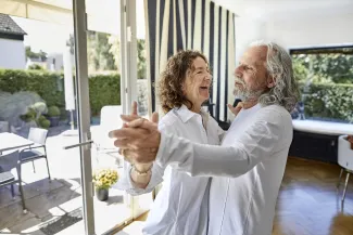couple de retraites qui dansent