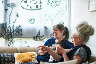 deux femmes qui rigolent dans un café