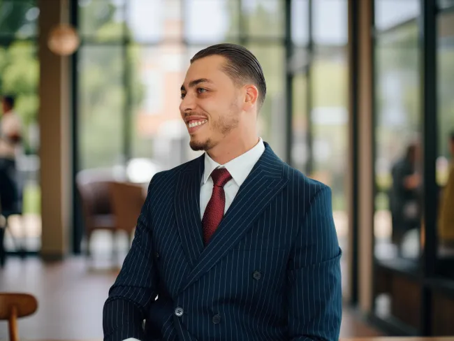 Photo de l'agent portrait Yanis Benkhelifa souriant