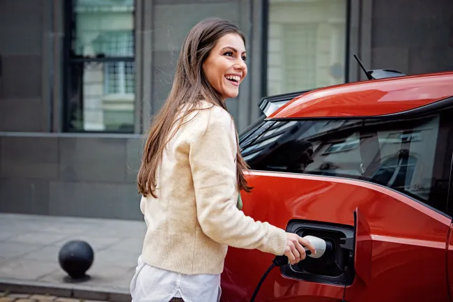 femme qui recharge sa voiture