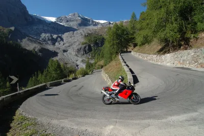 Image d'une moto rouge en montagne
