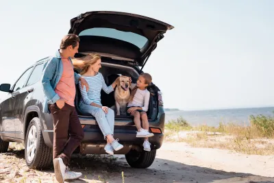 famille dans un coffre de voiture avec un chien