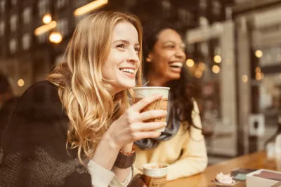 deux femmes qui rigolent dans un café