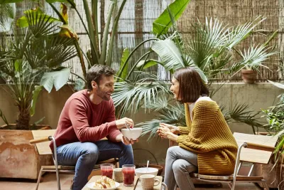 couple assis tête à tête à une table basse