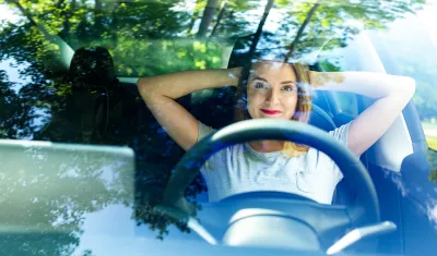 femme sereine dans une voiture 