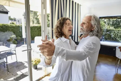 couple de retraites qui dansent